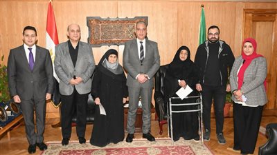 محافظ الفيوم يكرم مسنتين حصلتا على شهادة محو الأمية