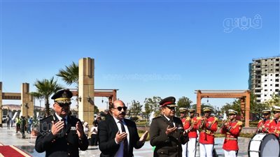 محافظ أسوان يضع إكليلا من الزهور على النصب التذكاري احتفالا بالعيد القومي للمحافظة (صور)