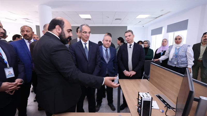 وزير الاتصالات خلال