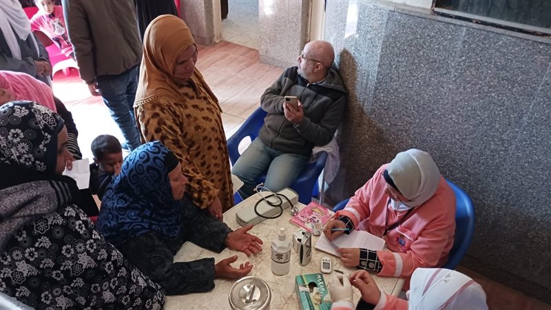 قافلة طبية تكشف على