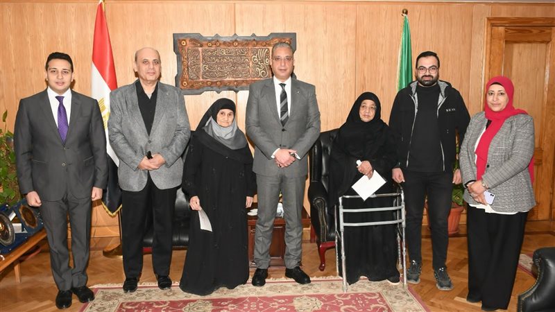 محافظ الفيوم يكرم