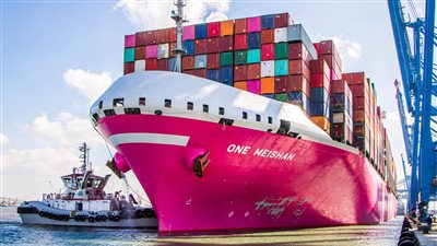 ميناء دمياط يستقبل أكبر غاطس لسفينة حاويات منذ افتتاحه (صور)