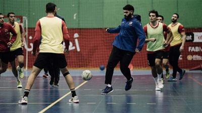 نجوم يد الأهلي يستعرضون مهاراتهم في كرة القدم وتحذير لنجوم القلعة الحمراء (صور)