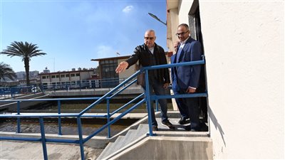 وزير الإسكان يتفقد محطة تنقية مياه الشرب بالأميرية