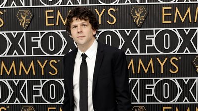 جيسي آيزينبيرج أول الحاضرين على السجادة الرمادية لحفل الإيمي (فيديو)