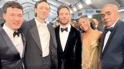 رسالة نجوم مسلسل Daisy Jones And The Six للجمهور بحفل الإيمي (فيديو)