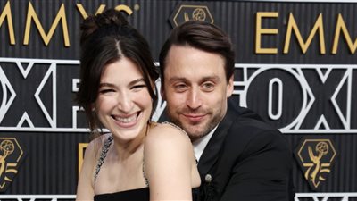 فعل غير متوقع من كيران كالكن مع زوجته على السجادة الرمادية لحفل الإيمي الـ75 (فيديو)