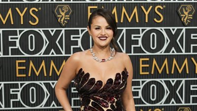 سيلينا جوميز تخطف الأنظار على السجادة الرمادية لحفل الإيمي الـ 75 (صور)