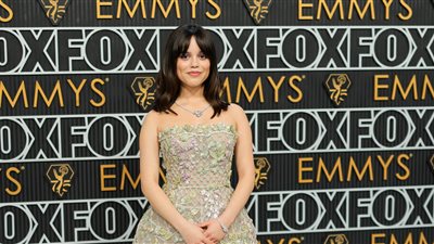 نجوم هوليوود يتألقون على السجادة الرمادية لحفل الإيمي الـ 75 (صور)