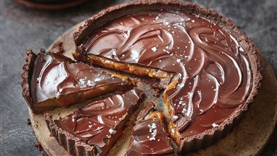 طريقة عمل تارت الشيكولاتة بالكراميل، حلوى سريعة ولذيذة