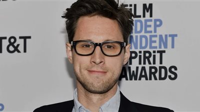 رغم عدم حضوره، كريستوفر ستورر يفوز بأفضل سيناريو وإخراج لمسلسل كوميدي بالإيمي