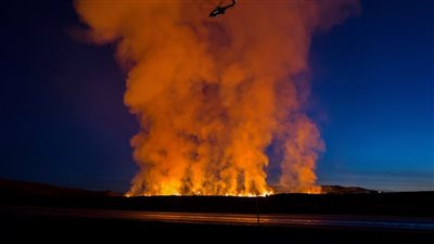 حمم بركانية في أيسلندا تبتلع المنازل (فيديو)