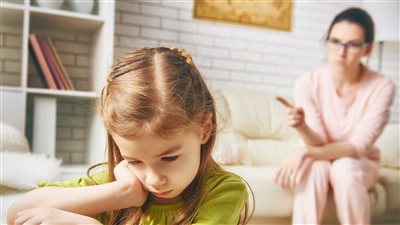 استشاري يحذر: سوء الحالة النفسية للطفل تعرضه لآلام المعدة والأعصاب والقولون