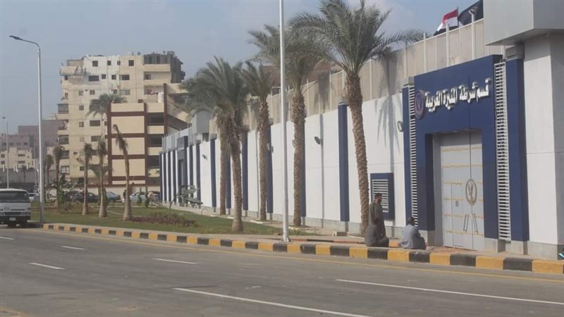مسطحات خضراء ونخيل