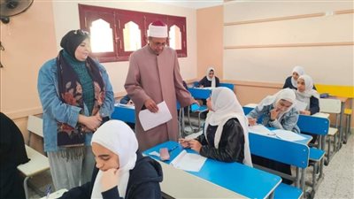 رئيس منطقة الأقصر الأزهرية يتفقد لجان امتحانات الشهادتين الإعدادية والابتدائية 