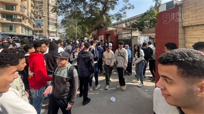 طلاب الصف الأول الثانوي بالجيزة عن امتحان الفلسفة والإنجليزي: سهلين 