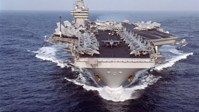 الحوثيون يعلنون استهداف حاملة طائرات ومدمرة أمريكيتين