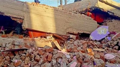 النيابة تعاين موقع انهيار عقار أسيوط وتستمع لأقوال الشهود (صور)