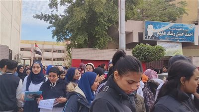  طلاب الصف الثاني الثانوي يؤدون امتحانات رياضيات بحتة وأحياء وفلسفة بالدقهلية