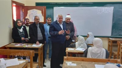 محافظ الوادي الجديد يتفقد امتحانات الشهادتين الإبتدائية والإعدادية الأزهرية