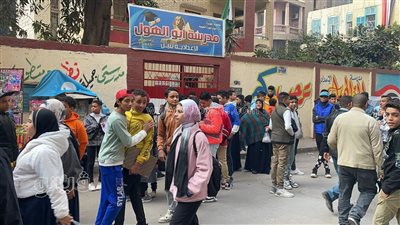 بدء توافد طلاب الشهادة الإعدادية بالقاهرة والجيزة علي اللجان (فيديو وصور) 