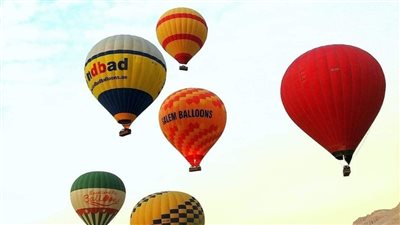 انطلاق 20 رحلة بالون طائر تحمل 400 سائح في الأقصر