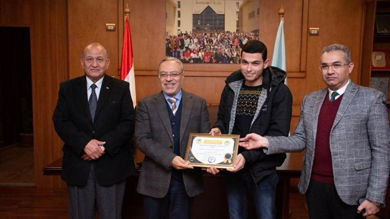 رئيس جامعة طنطا يكرم