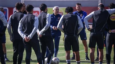 الأهلي ينهي إجراءات السفر إلى الإمارات 