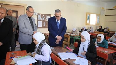 محافظ سوهاج يتفقد لجان امتحانات الشهادة الإعدادية (صور)