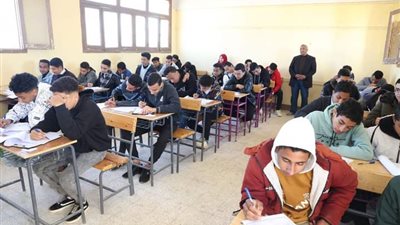 فرحة بين طلاب الإعدادية لسهولة امتحان اللغة العربية في سوهاج (بث مباشر)