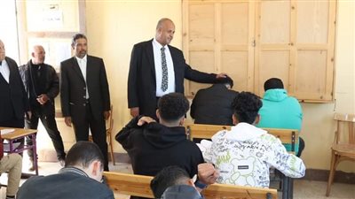 مدير تعليم الخارجة يتابع امتحانات الصفين الأول والثاني الثانوي العام 