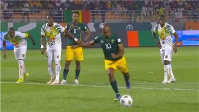 مدرب جنوب إفريقيا يحرض تاو ضد الأهلي: انتقل إلى نادٍ آخر بمشاكل أقل 