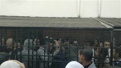 بالأحضان، ردود أفعال المتهمين في قضايا قتل مختلفة بالجيزة بعد الحكم عليهم بالإعدام (فيديو) 