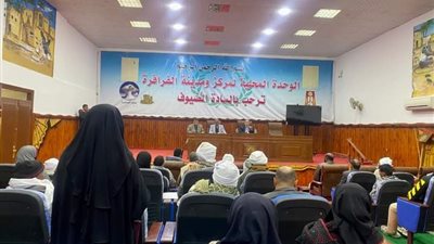 رئيس مركز الفرافرة يبحث عددًا من شكاوى المواطنين خلال اللقاء الأسبوعي المفتوح