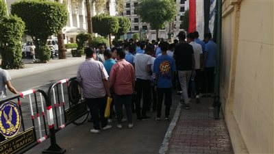 أولياء الأمور ينتظرون أبنائهم طلاب الشهادة الإعدادية بمحيط لجان بورسعيد (بث مباشر)