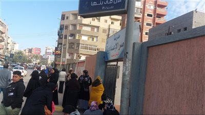 أولياء الأمور ينتظرون أبنائهم أمام لجان الإعدادية بالقليوبية (صور)