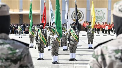 بالحجاب والملابس الفضفاضة، بنات السعودية في الشرطة (فيديو)