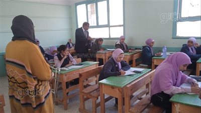 مدير تعليم أسوان يتابع امتحانات الفصل الدراسى الأول للشهادة الإعدادية (صور)