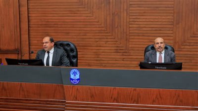 رئيس مجلس إدارة أبي قير للصناعات الهندسية يجتمع بالعاملين