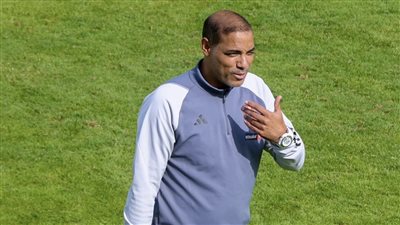 خالد بيبو يضع اللمسات الأخيرة على تفاصيل معسكر الأهلي بالإمارات 