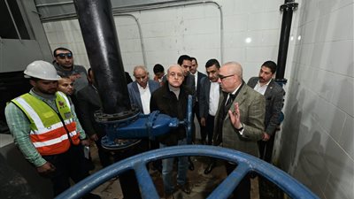 وزير الإسكان يتفقد رافع الصرف الصحي الرئيسي بمدينة الشروق
