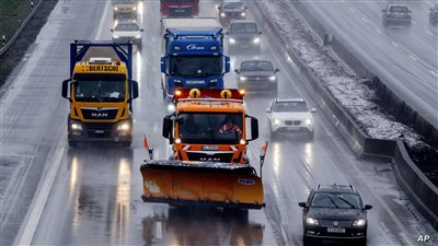 شلل في شمال أوروبا بسبب الثلوج، ومطارات كبرى تلغي مئات الرحلات الجوية (صور)