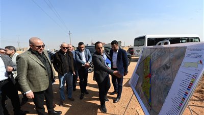 وزير الإسكان يتفقد أعمال الطرق والمرافق بتوسعات الشروق