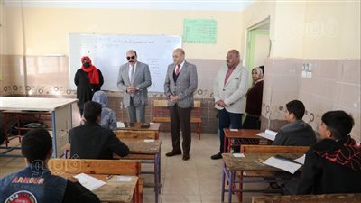 محافظ أسوان يتفقد لجان امتحانات الشهادة الإعدادية (صور)