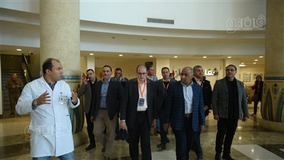 قيادات مؤتمر التنمية المستدامة يدعمون مرضى السرطان بأورام الأقصر (صور)