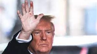 بقع حمراء في اليد، تكهنات بشأن صحة ترامب