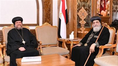 الأنبا سيرابيون يهدي البابا تواضروس مجموعة زيوت عطرية