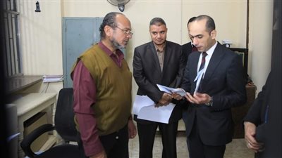 نائب محافظ سوهاج يتفقد سير العمل بالمركز التكنولوجي لخدمة المواطنين بساقلتة