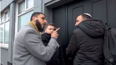 إسرائيلي يثير غضبًا واسعًا بعد سرقته لمحتويات منزل فلسطيني 