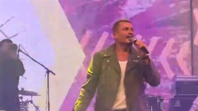 استقبال حار من الجمهور، الهضبة يبدأ حفله في دبي بـ 